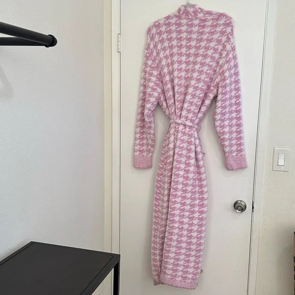 SKIMS Pink Houndstooth Cozy Robe - Picture 9 of 9